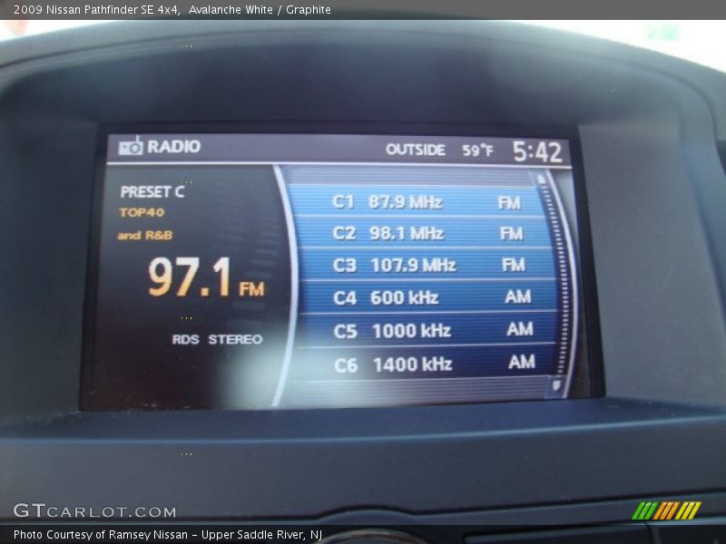 Avalanche White / Graphite 2009 Nissan Pathfinder SE 4x4