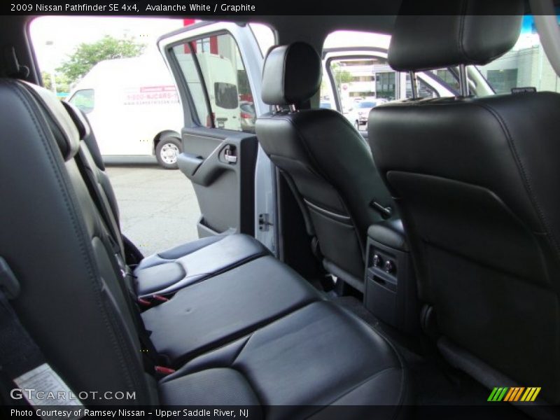 Avalanche White / Graphite 2009 Nissan Pathfinder SE 4x4