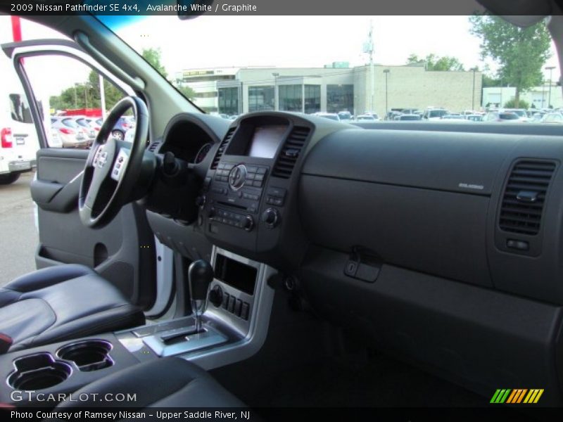 Avalanche White / Graphite 2009 Nissan Pathfinder SE 4x4