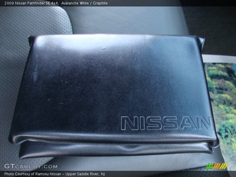 Avalanche White / Graphite 2009 Nissan Pathfinder SE 4x4