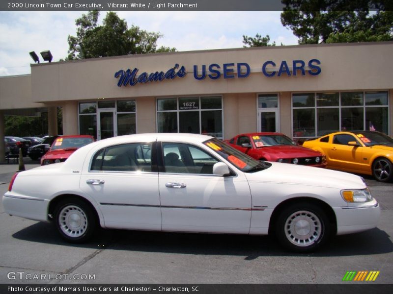 Vibrant White / Light Parchment 2000 Lincoln Town Car Executive