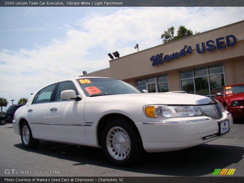Vibrant White / Light Parchment 2000 Lincoln Town Car Executive