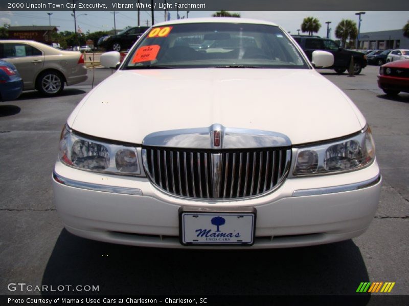 Vibrant White / Light Parchment 2000 Lincoln Town Car Executive
