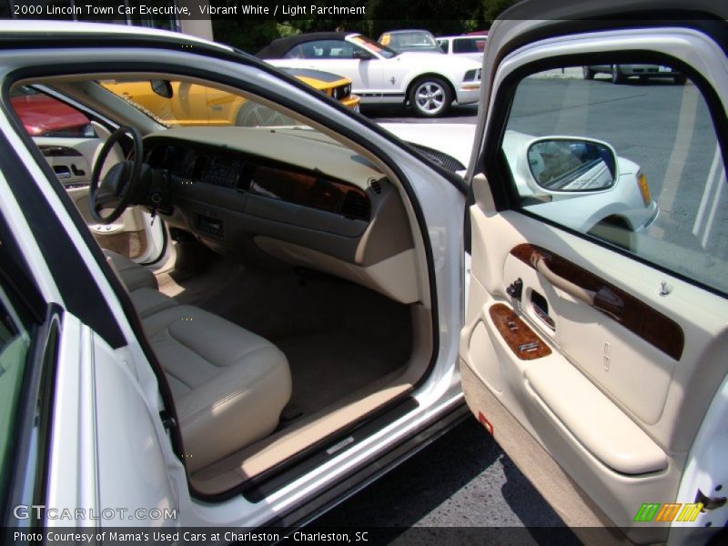 Vibrant White / Light Parchment 2000 Lincoln Town Car Executive