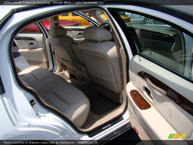 Vibrant White / Light Parchment 2000 Lincoln Town Car Executive