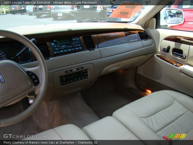 Vibrant White / Light Parchment 2000 Lincoln Town Car Executive