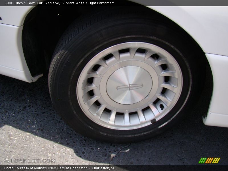 Vibrant White / Light Parchment 2000 Lincoln Town Car Executive