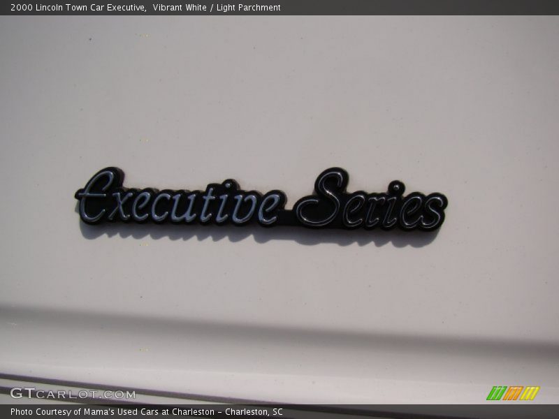 Vibrant White / Light Parchment 2000 Lincoln Town Car Executive