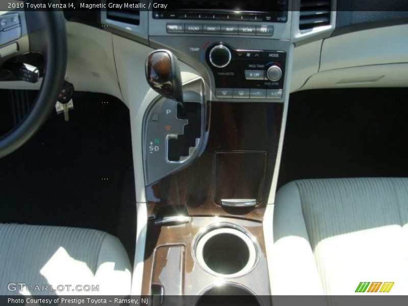 Magnetic Gray Metallic / Gray 2010 Toyota Venza I4
