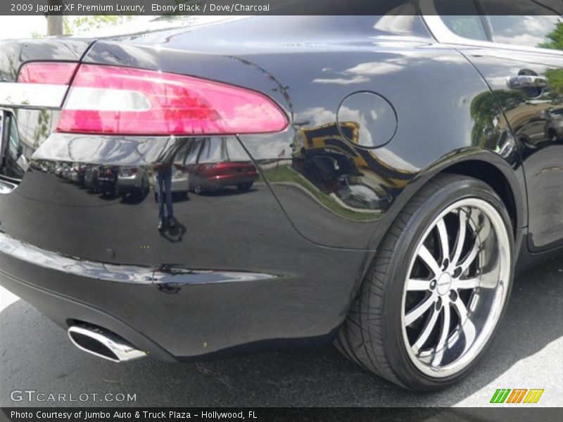Ebony Black / Dove/Charcoal 2009 Jaguar XF Premium Luxury