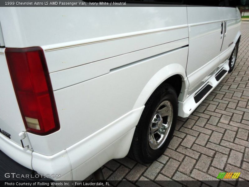 Ivory White / Neutral 1999 Chevrolet Astro LS AWD Passenger Van