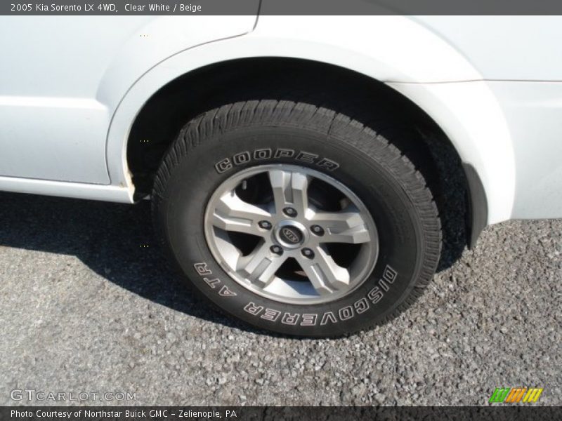 Clear White / Beige 2005 Kia Sorento LX 4WD