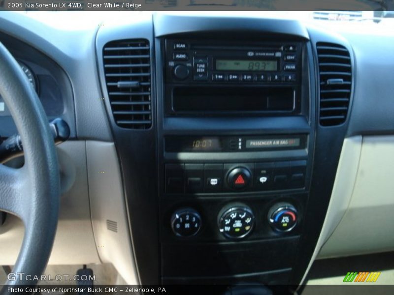 Clear White / Beige 2005 Kia Sorento LX 4WD