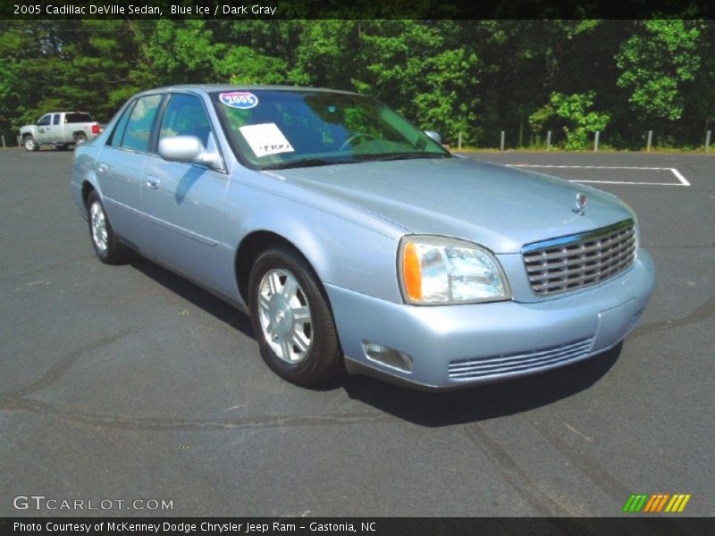 Front 3/4 View of 2005 DeVille Sedan