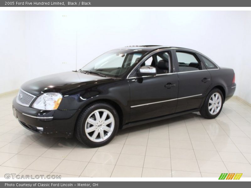 Front 3/4 View of 2005 Five Hundred Limited