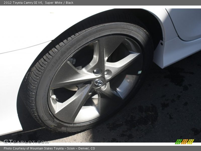 Super White / Black 2012 Toyota Camry SE V6