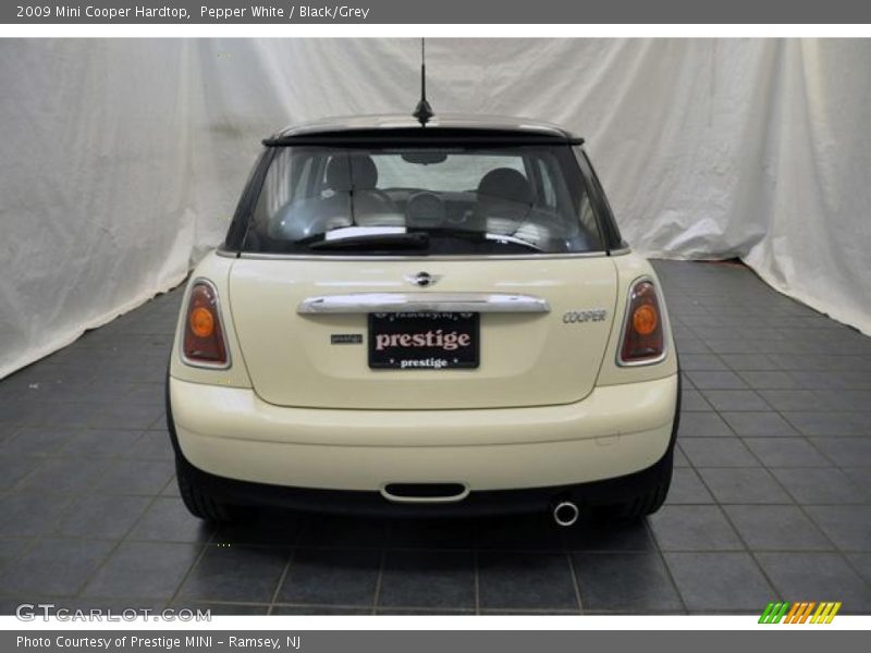 Pepper White / Black/Grey 2009 Mini Cooper Hardtop