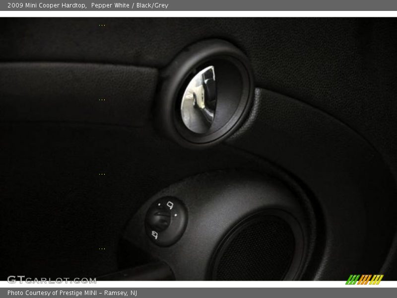 Pepper White / Black/Grey 2009 Mini Cooper Hardtop