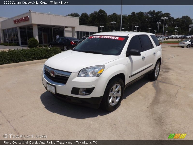 Cream White / Black 2009 Saturn Outlook XE