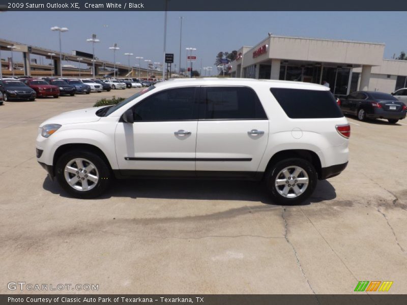 Cream White / Black 2009 Saturn Outlook XE