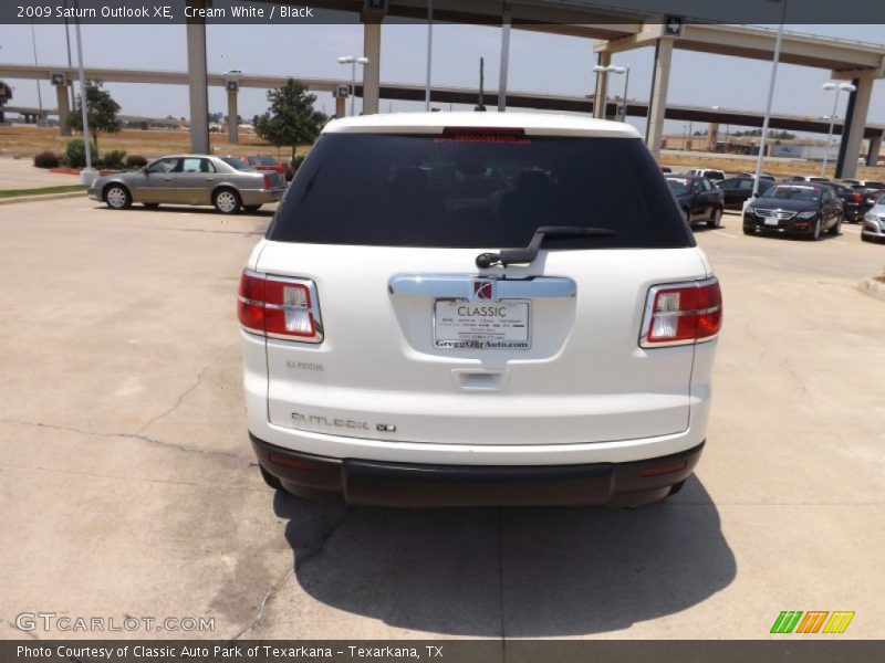 Cream White / Black 2009 Saturn Outlook XE