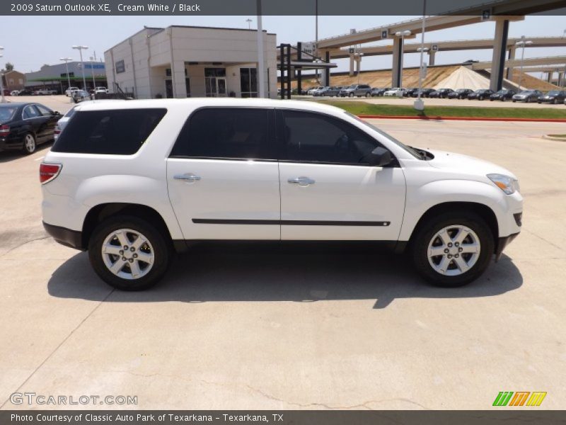 Cream White / Black 2009 Saturn Outlook XE