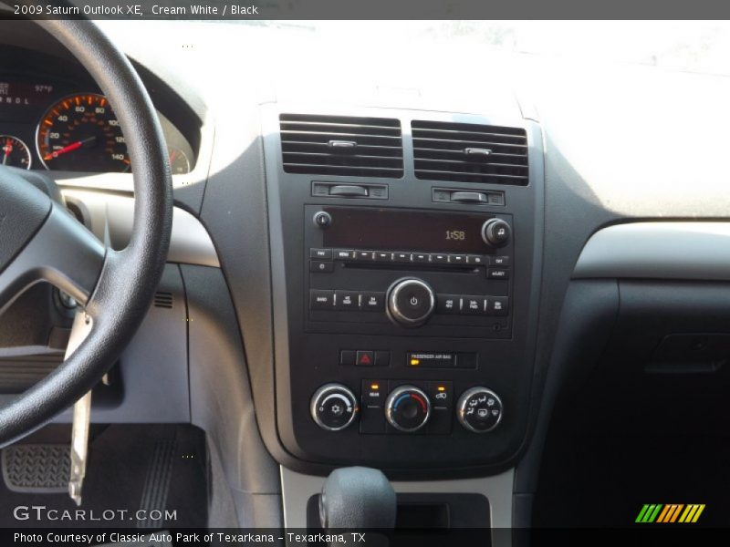 Cream White / Black 2009 Saturn Outlook XE