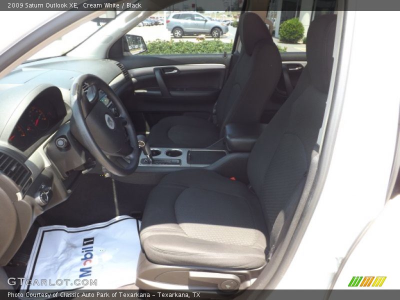Cream White / Black 2009 Saturn Outlook XE