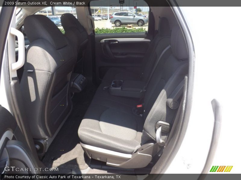 Cream White / Black 2009 Saturn Outlook XE