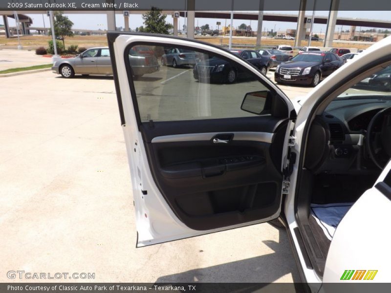 Cream White / Black 2009 Saturn Outlook XE
