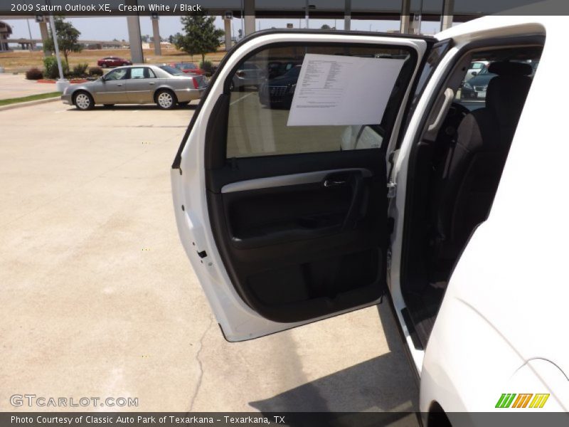 Cream White / Black 2009 Saturn Outlook XE