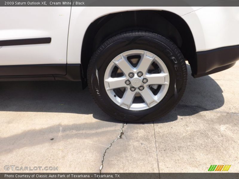 Cream White / Black 2009 Saturn Outlook XE