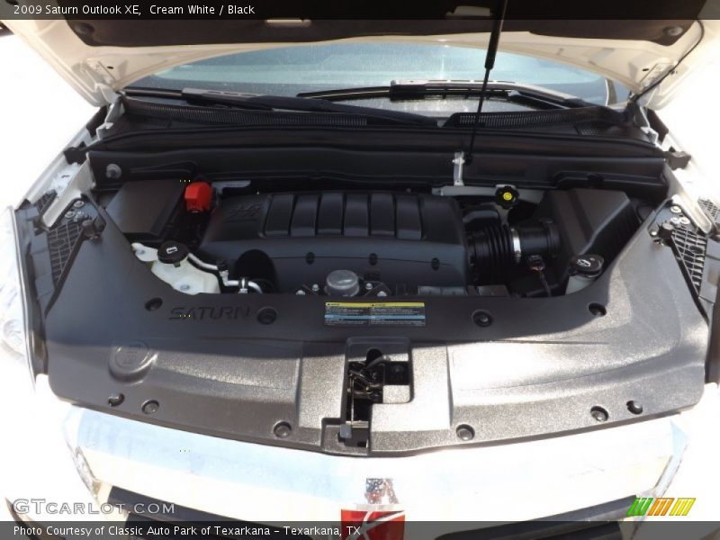 Cream White / Black 2009 Saturn Outlook XE
