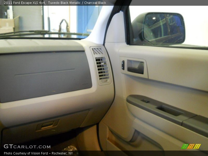 Tuxedo Black Metallic / Charcoal Black 2011 Ford Escape XLS 4x4