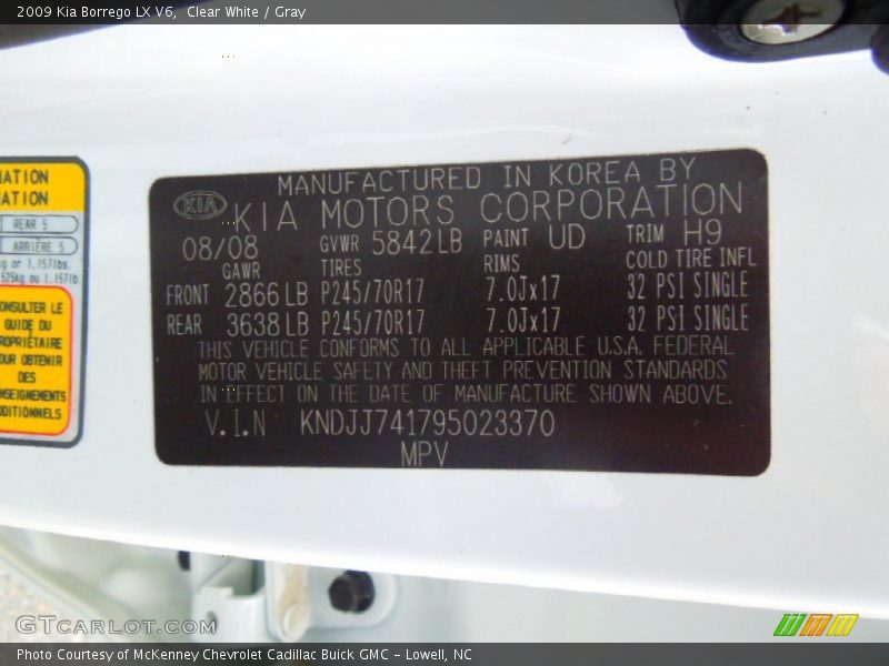 Clear White / Gray 2009 Kia Borrego LX V6