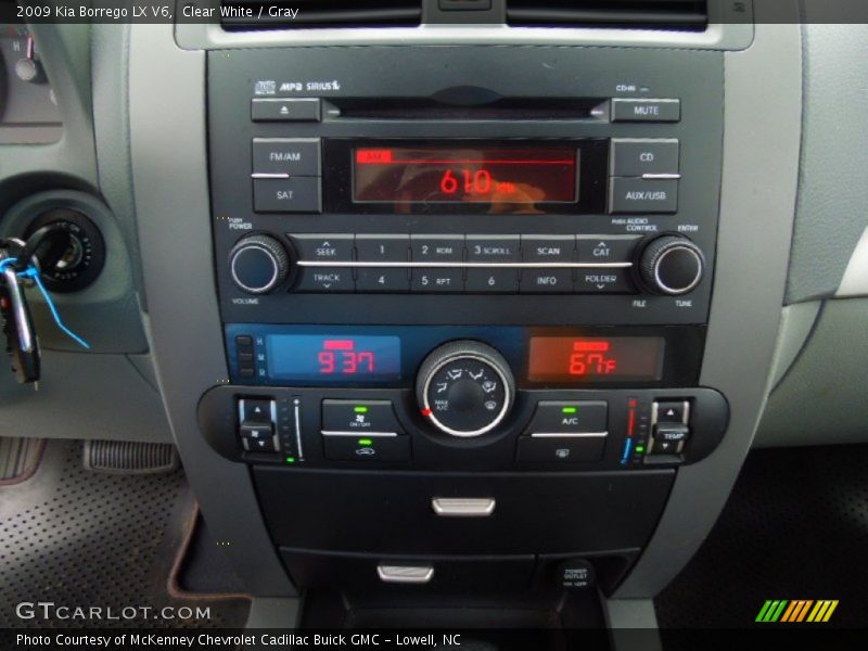 Clear White / Gray 2009 Kia Borrego LX V6