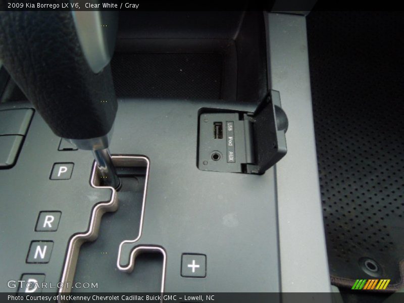 Clear White / Gray 2009 Kia Borrego LX V6