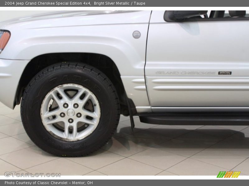 Bright Silver Metallic / Taupe 2004 Jeep Grand Cherokee Special Edition 4x4