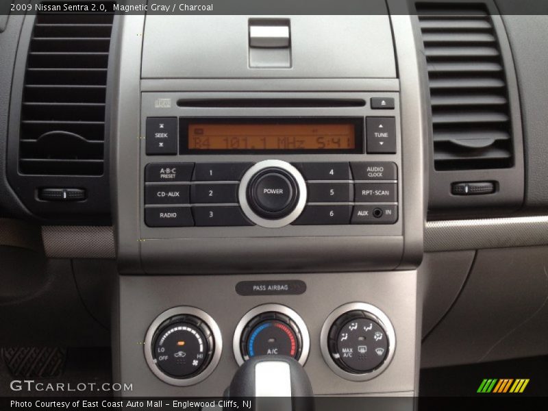 Magnetic Gray / Charcoal 2009 Nissan Sentra 2.0