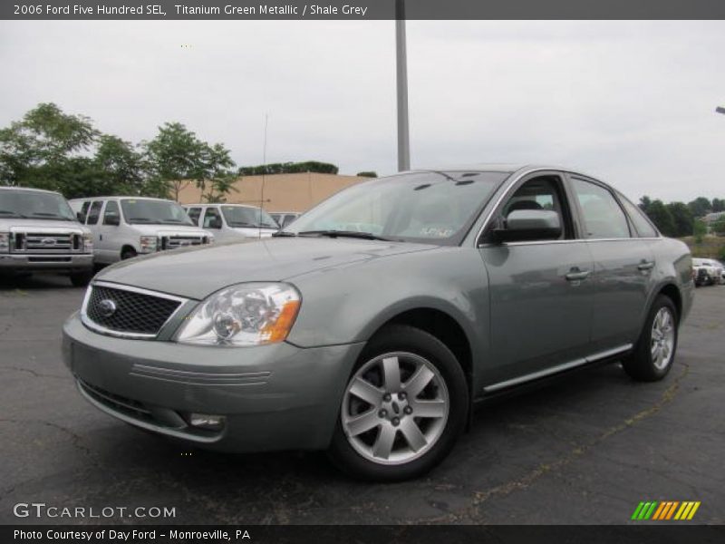 Front 3/4 View of 2006 Five Hundred SEL