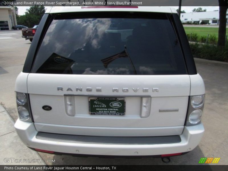 Alaska White / Navy Blue/Parchment 2009 Land Rover Range Rover Supercharged