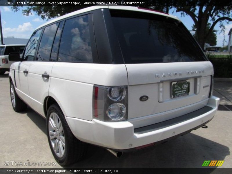 Alaska White / Navy Blue/Parchment 2009 Land Rover Range Rover Supercharged