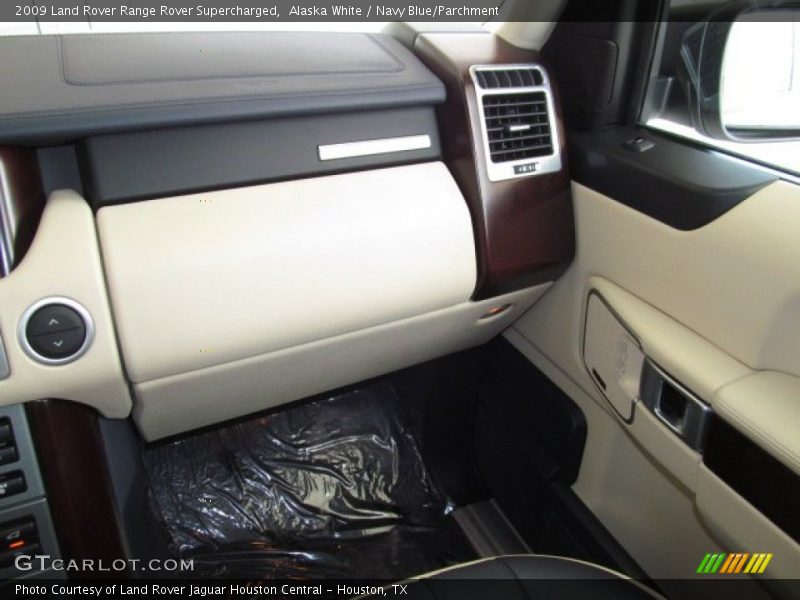 Alaska White / Navy Blue/Parchment 2009 Land Rover Range Rover Supercharged