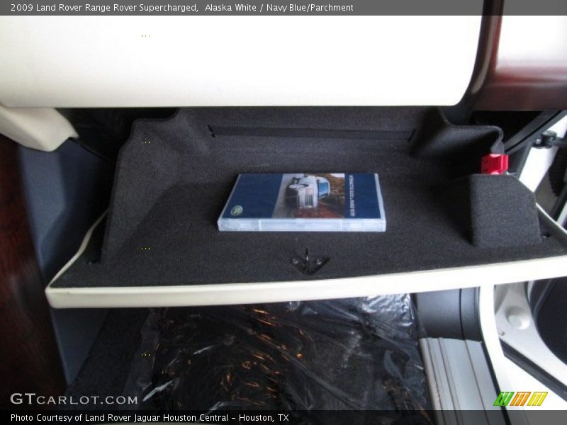 Alaska White / Navy Blue/Parchment 2009 Land Rover Range Rover Supercharged