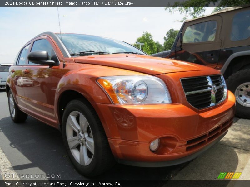 Front 3/4 View of 2011 Caliber Mainstreet