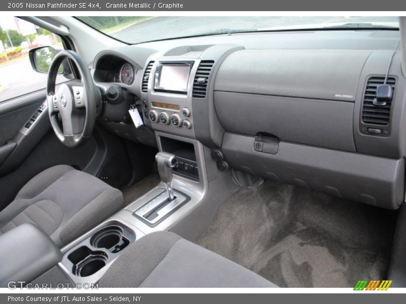 Dashboard of 2005 Pathfinder SE 4x4