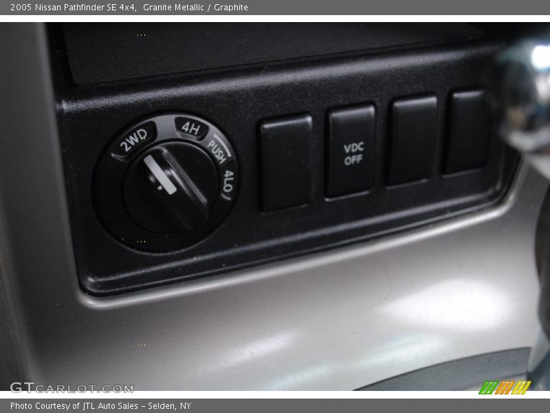 Controls of 2005 Pathfinder SE 4x4