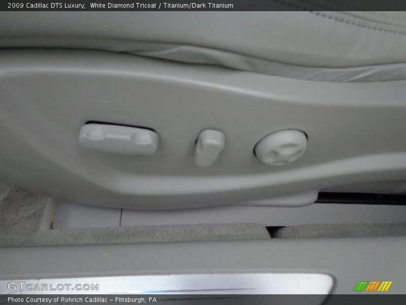 White Diamond Tricoat / Titanium/Dark Titanium 2009 Cadillac DTS Luxury