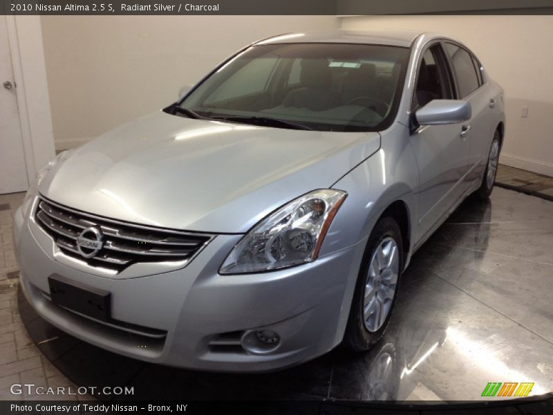 Radiant Silver / Charcoal 2010 Nissan Altima 2.5 S