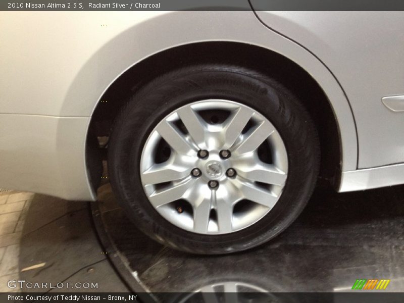 Radiant Silver / Charcoal 2010 Nissan Altima 2.5 S